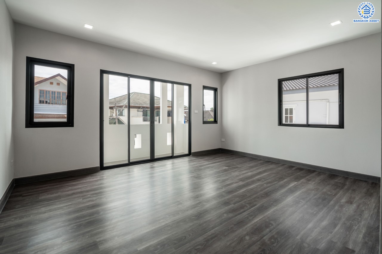 คฤหาสน์หลังใหญ่ตกแต่งใหม่ ม.บ้านสวนดอกไม้ ปิ่นเกล้า ดีไซน์สุด Luxury เนื้อที่ 154.5 ตร.ว. บนพื้นที่ใช้สอยถึง 435 ตร.ม. ฟังก์ชันจัดเต็ม 5 ห้องนอน 6 ห้องน้ำ 1 ห้องแม่บ้าน 2 ห้องอเนกประสงค์ (มีเรือนรับรองด้านข้าง พร้อมห้องน้ำในตัว) จอดรถได้ถึง 4 คัน บนทำเลเชื่อมต่อเมืองอย่างรวดเร็ว ใกล้ทางคู่ขนานลอยฟ้าบรมราชชนนี ทางด่วน "กาญจนาภิเษก" ม.มหิดล และเซ็นทรัลปิ่นเกล้า